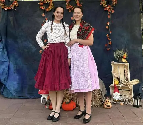 Zita és Edina a klubban